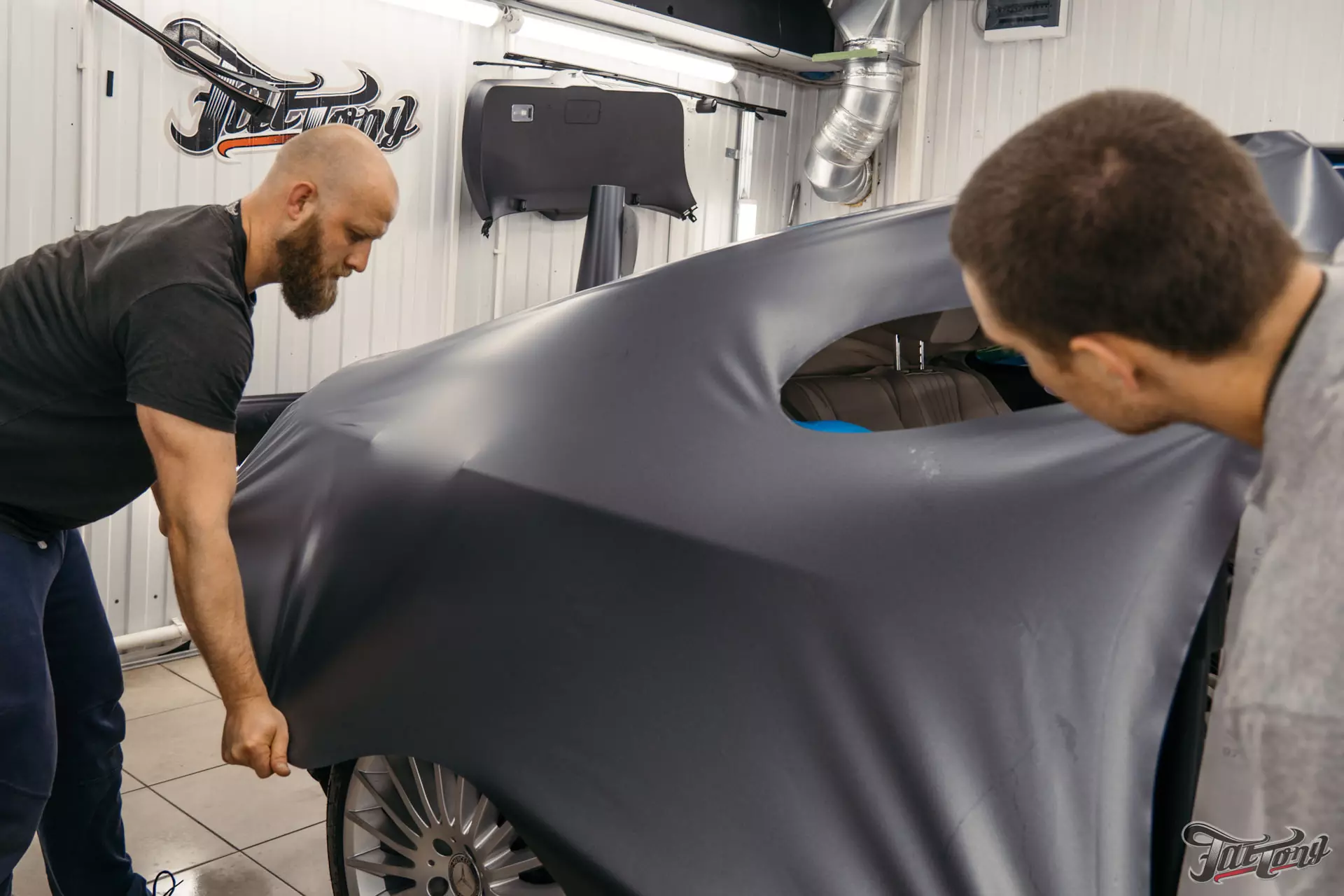 Mercedes E400 Coupe. Часть 3. Оклейка в серый сатин. Полный антихром. Окрас дисков и суппортов. Детейлинг